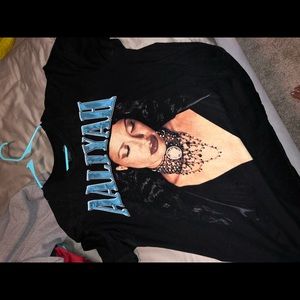URBAN OUTFITTERS AALIYAH VINTAGE TEE